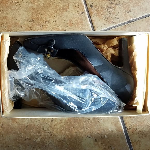 J Crew black heels with tortoise shell adornment - Picture 3 of 9